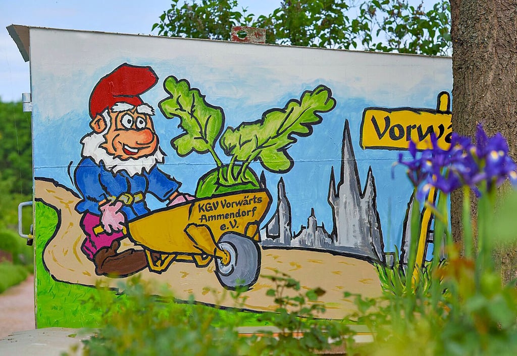 Das jährliche Kohlrabiwiegen ist natürlich auch Motiv in der Anlage.