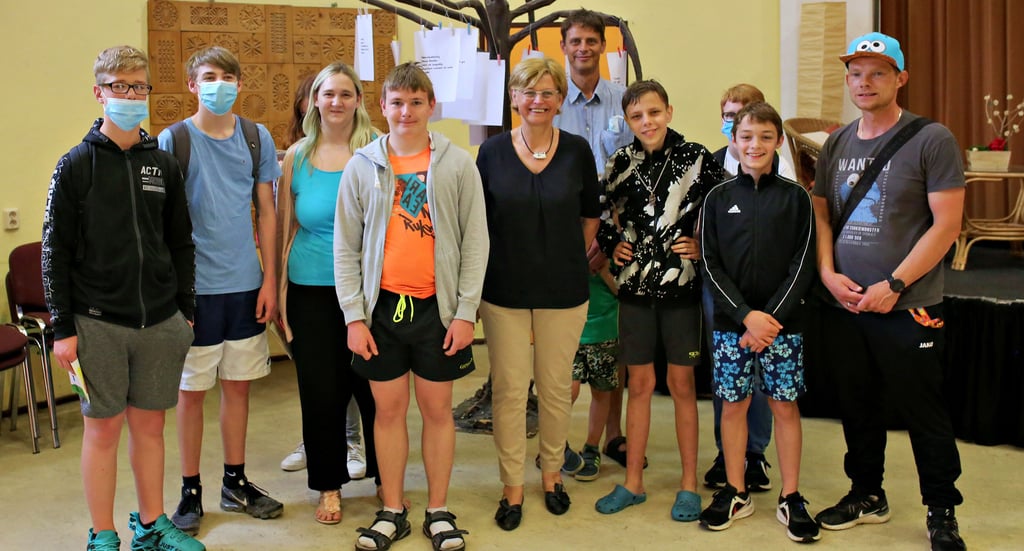 Junge Künstler und ihre Betreuer aus dem Kinder- und Jugendhilfezentrum Groß Börnecke besuchten den Treff in Schönebeck, um ihre eigenen Bilder zu bestaunen. Sie werden noch bis Anfang Juli im Soziokulturellen Zentrum zu sehen sein.