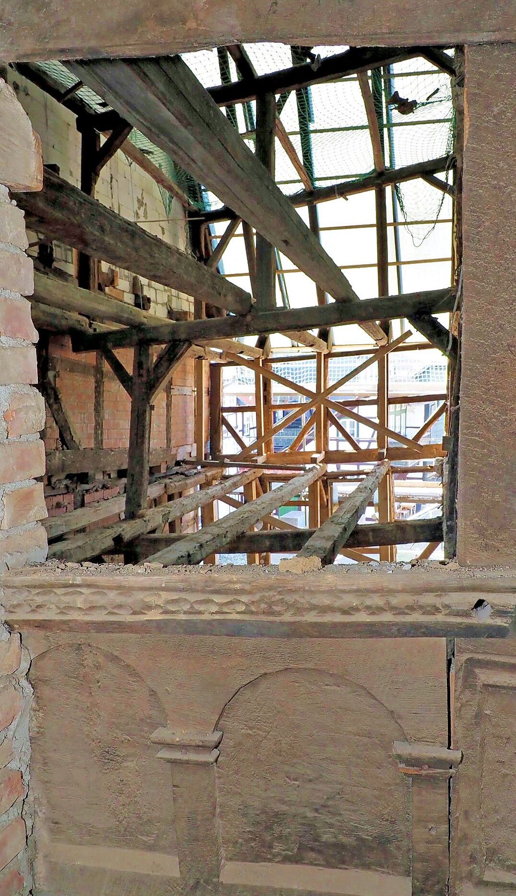 Im Hausinnern der Nr. 8 befindliches Schmuckwerk, das ursprünglich zum Gebäudeteil Nr. 7 mit der Tordurchfahrt gehört.