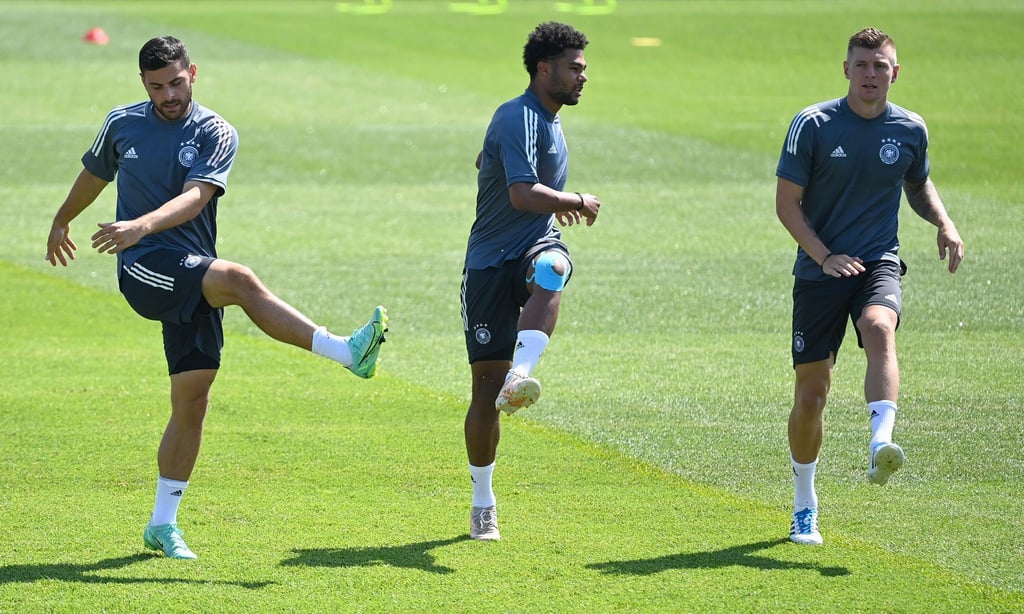Einstimmen für Portugal: Kevin Volland (l-r), Serge Gnabry und Toni Kroos beim DFB-Abschlusstraining.