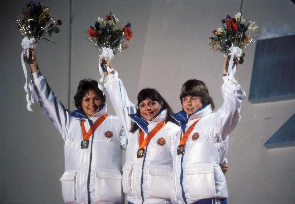 Dreifacherfolg für die DDR bei Olympia 1998 in Sarajevo: Karin Enke (Platz 2), Olympiasiegerin Andrea Schöne und Gabi Schönbrunn (Platz 3) während der Siegerehrung (v.l.n.r.),