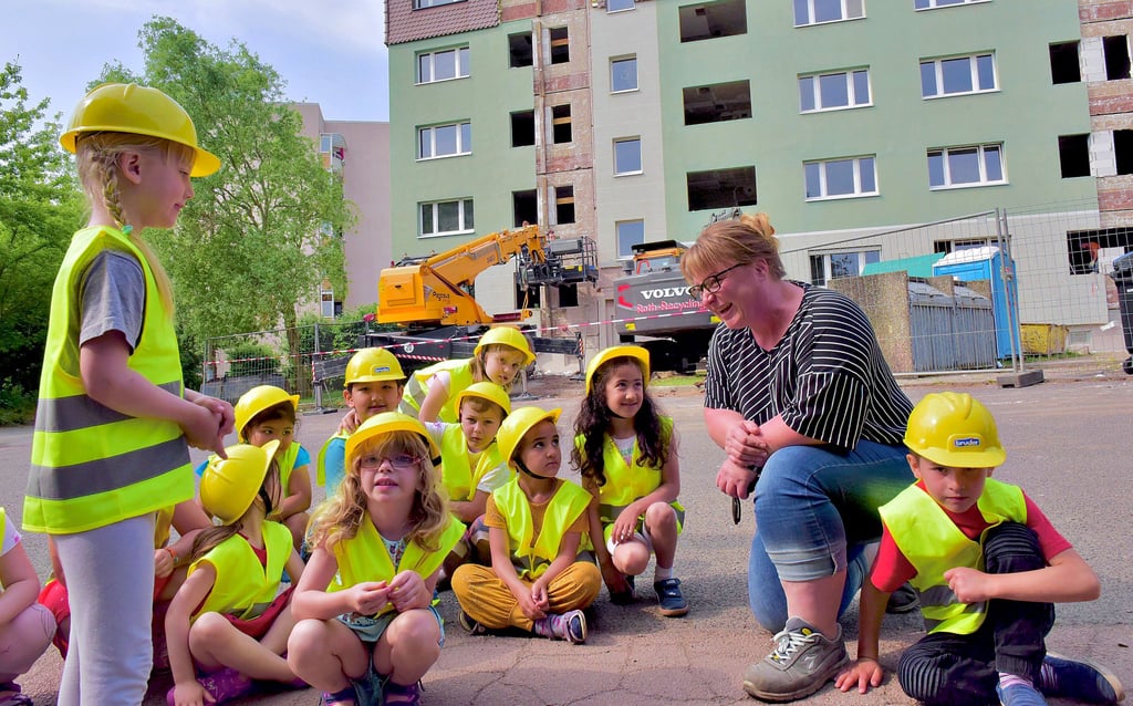 Nicole Kästner, Chefin der Firma Roth Recycling, erklärt den Kindern der Kita Kolumbus die Arbeiten auf der Baustelle in der Richard-Wagner-Straße.