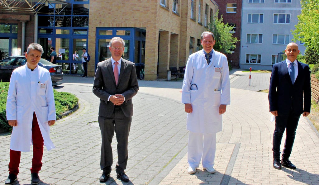 Sie stehen für den Aufbau des ersten Herz-Lungen-Zentrums für die Altmark am Johanniter-Krankenhaus in Stendal, von links: Prof. Jörg Fahlke, Dr. Jost Achenbach aus Lostau, Privatdozent Dr. Michael Gross und der Facharzt Al Jefri.