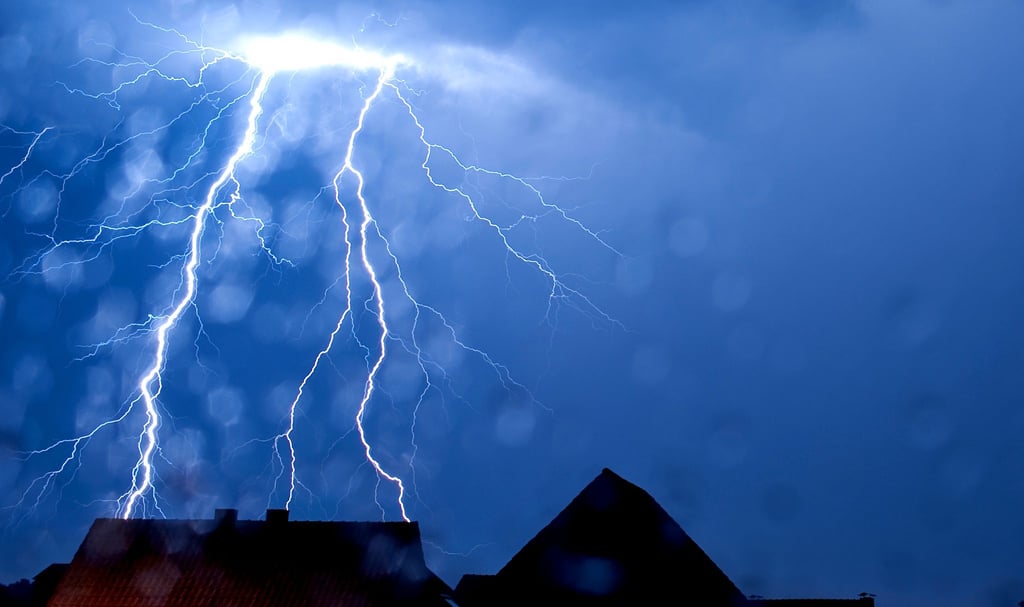 Ein Blitz schlägt ein.
