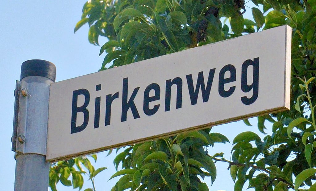Dieses Schild in Kalbe soll umgehend ausgetauscht werden. Es steht noch an der Einmündung in den Birkensteg von der Ernst-Thälmann-Straße kommend.