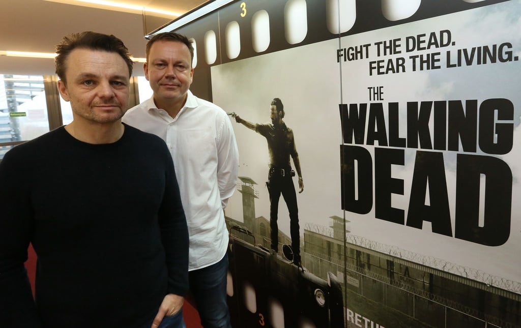 Michael Deffert (l), Schauspieler und Synchon-Sprecher, und der Geschäftsführer des Berliner Synchonisationsstudios Eurosync, Bernd Kupke.