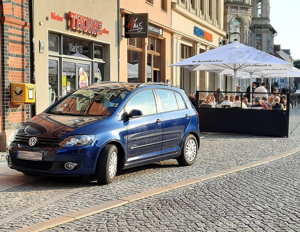 Die Behindertenparkplätze vor dem Bäcker, der Bank und dem neuen Restaurant am Markt in Stendal sind verschwunden. Der Platz, der übrig bleibt, wird dennoch von Falschparkern genutzt.