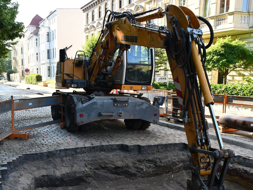 In der Wilhelm-Külz-Straße in Magdeburg-Stadtfeld wird derzeit ein Abwasserkanal repariert.