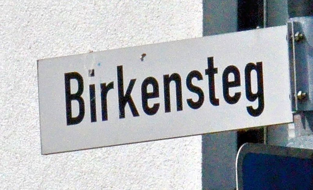 Vom Siedlungsweg aus ist das Schild korrekt angebracht. Es zeigt den Birkensteg in der Milde-Stadt an. Aber nicht jede Adresse dort ist bei Google zu finden.
