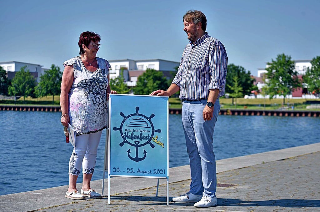 Gabriela Schulze von der Stadtverwaltung und Matthias Goßler von der Splitter-Manufaktur präsentieren vor Ort das Werbeschild für das Hafenfest(chen).