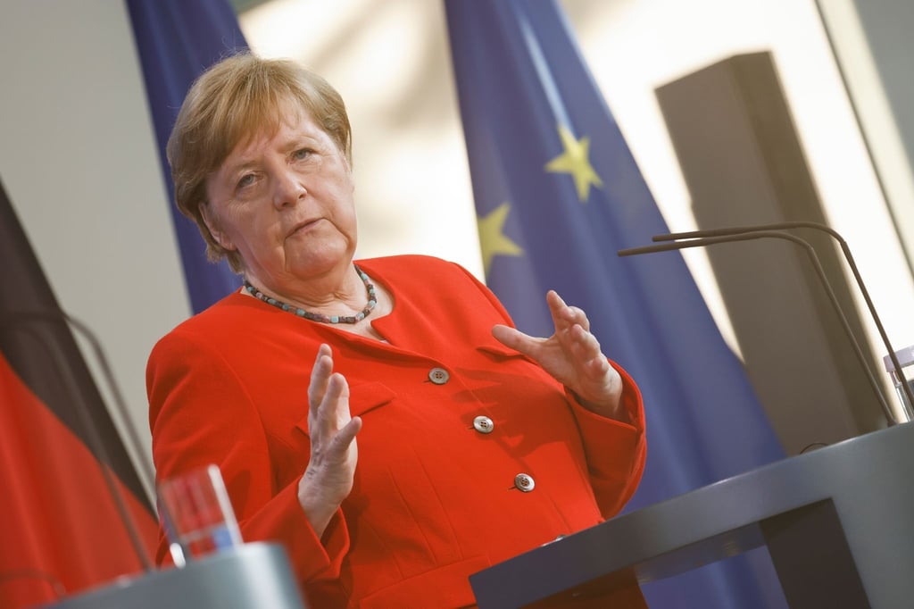 Die Bundeskanzlerin redet, während sie zusammen mit Frankreichs Präsident Emmanuel Macron (nicht im Bild) ein Statement abgibt.