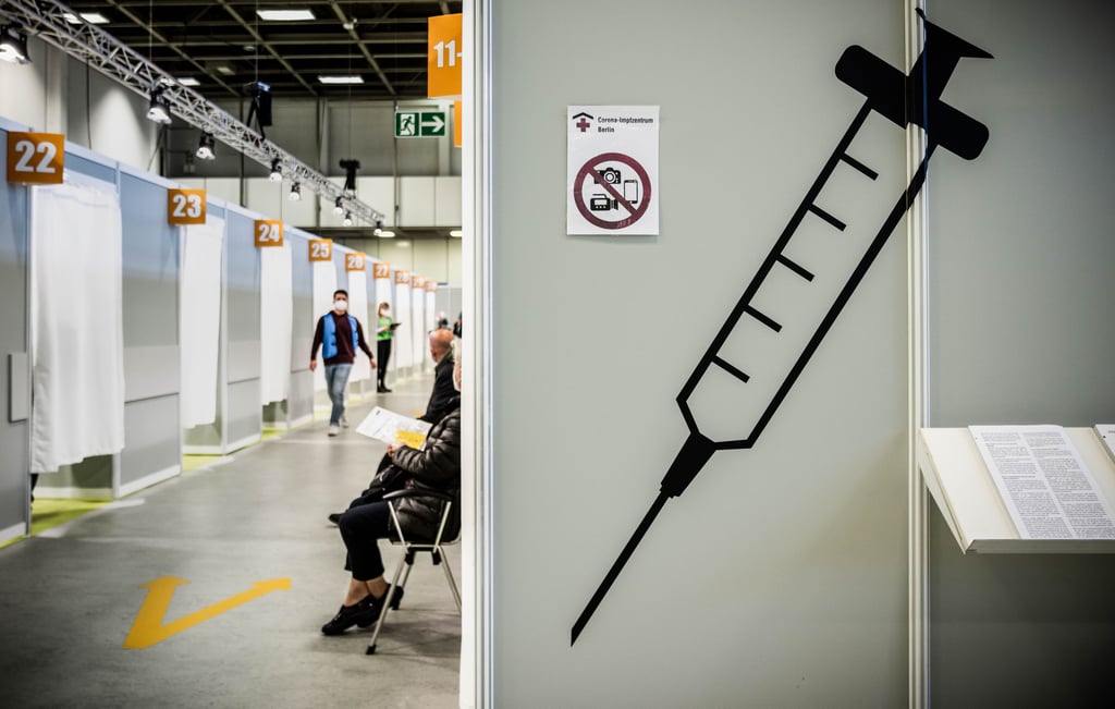 Impflinge warten im Corona Impfzentrum.