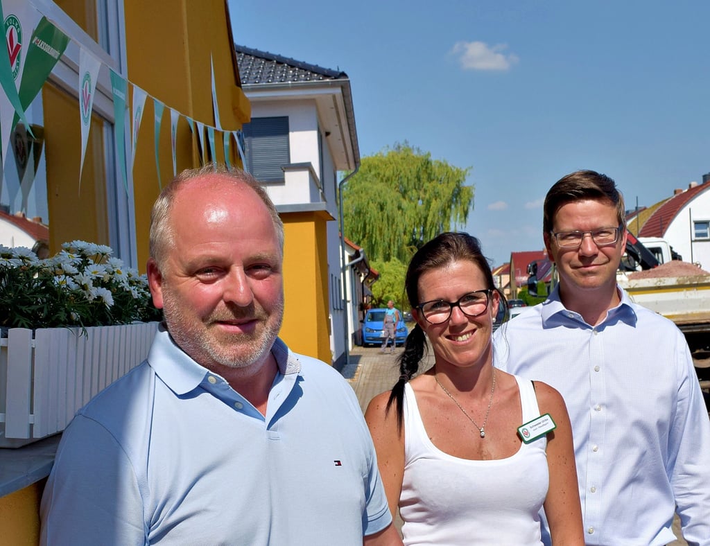 Unschwer zu erkennen an den Volkssolidarität-Wimpeln: Hier befindet sich die neue Tagespflege, über deren Einweihung sich Jörn Mozdzanowski, Ulrike Berger und Tino Rumpel (v. li.) freuen.
