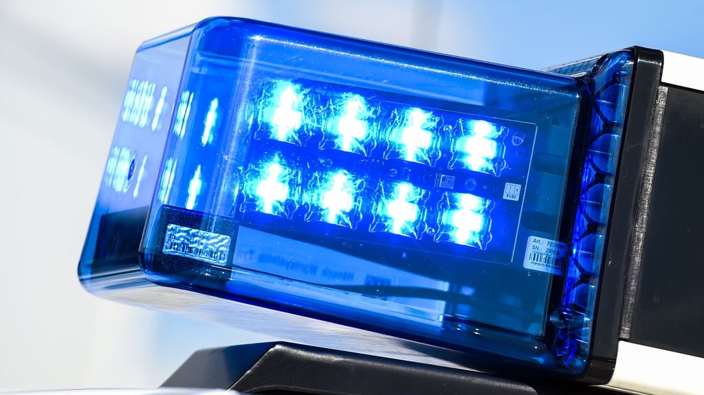 Ein Mann hantierte in Magdeburg am Donnerstagabend mit einer Pistole auf seinem Balkon herum und zeigte eine verfassungsfeindliche Geste.