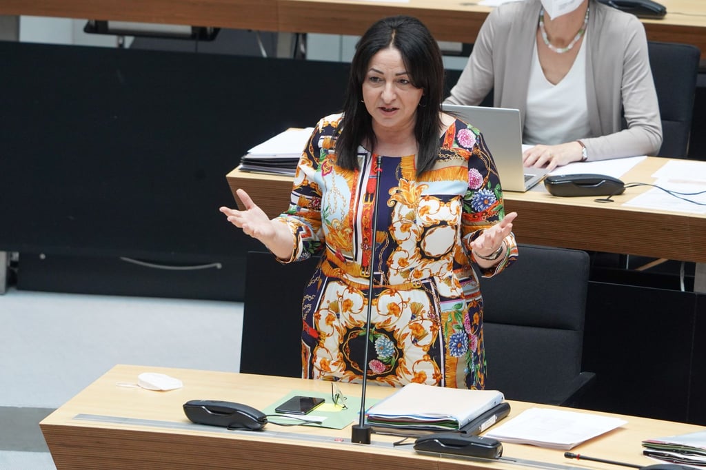 Dilek Kalayci (SPD), Gesundheitssenatorin von Berlin, spricht.