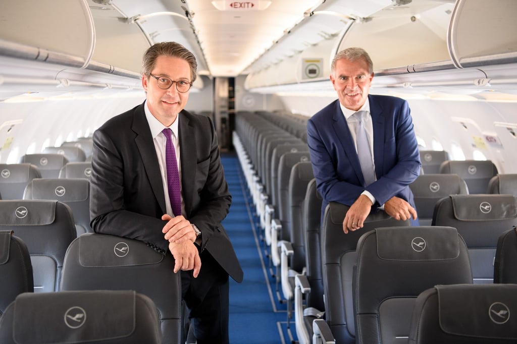 Andreas Scheuer (l, CSU), Bundesminister für Verkehr und digitale Infrastruktur, und Carsten Spohr, Vorstandsvorsitzender der Lufthansa, an Bord eines Airbus A 320neo.