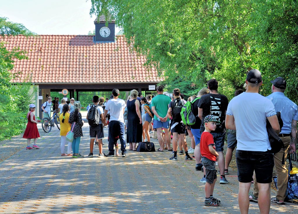 Es war bereits 16.30 Uhr am Donnerstag. Um 19 Uhr wird das Bad schließen. Trotzdem wartete noch eine meterlange Schlange vor den Toren des Freibads. Die späten Badegäste wollten noch die letzten Sonnenstrahlen genießen und sich in den Schwimmbecken abkühlen.