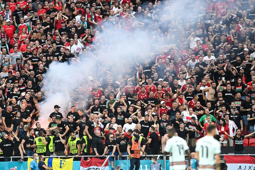 Volle Ränge in Budapest: Ungarische Fans zünden eng an eng eine Rauchfackel.