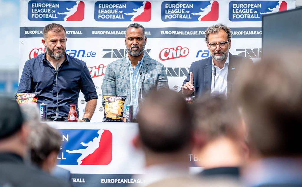 Zeljko Karajica (l-r), Manager, Patrick Esume, und Alexander Rösner bei der ELF-Auftaktpressekonferenz.
