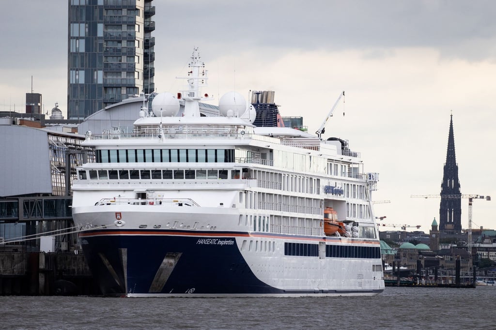 Das Kreuzfahrtschiff Hanseatic inspiration von Hapag-Lloyd Kreuzfahrten liegt im Hafen.