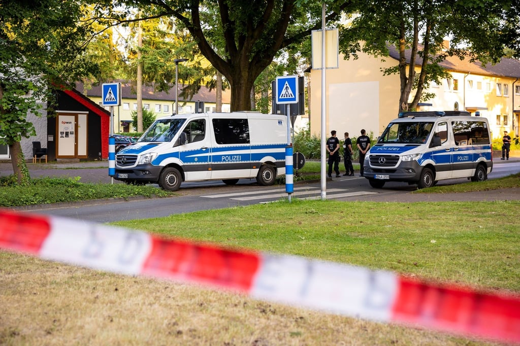 Die Polizei gestern am Tatort in Espelkamp.