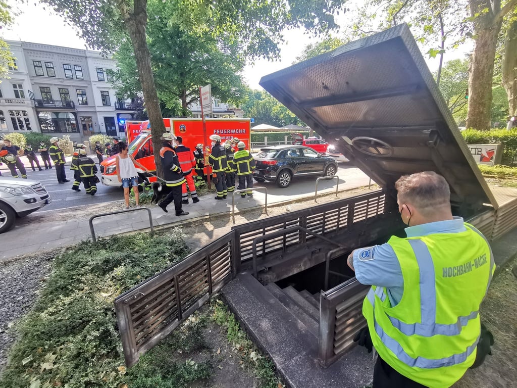 Eine U-Bahn der Linie U1 ist in Hamburg-Rotherbaum gegen ein Hindernis im Tunnel gefahren. Bei der Vollbremsung seien drei Menschen leicht verletzt worden, sagte ein Feuerwehrsprecher.