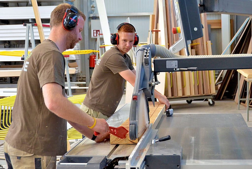 Jonas Debold und Kevin Brömme sägten in der Bau- und Möbeltischlerei Dähne die dem Dorfverein gespendeten Latten für die Sitzbänke zurecht.