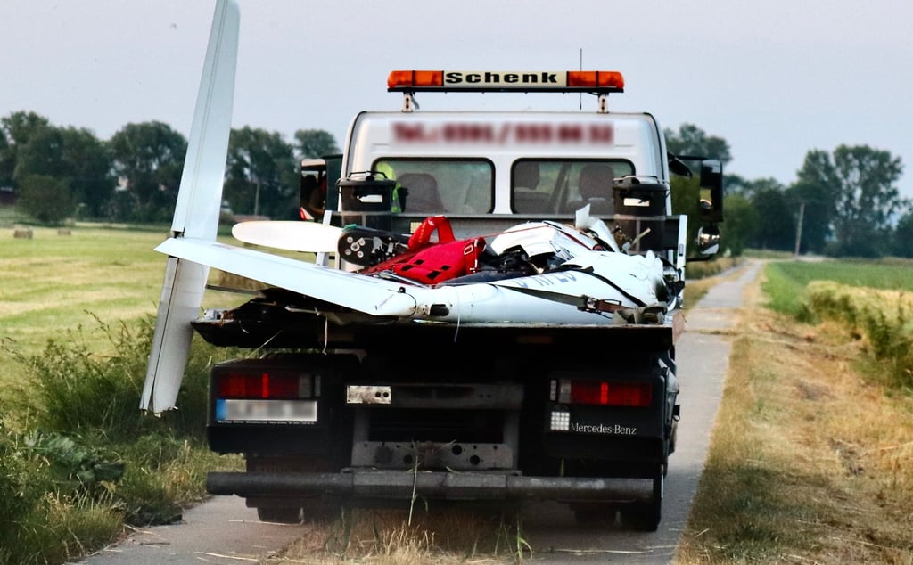 Flugzeugabsturz bei Schlanstedt: Nachdem die Untersuchungen der Kripo und des Bundesamtes für Flugunfalluntersuchung abgeschlossen waren, wurde die Maschine abtransportiert.