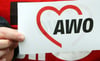 Das Logo der Arbeiterwohlfahrt (AWO) ist auf einem Papier zu lesen.