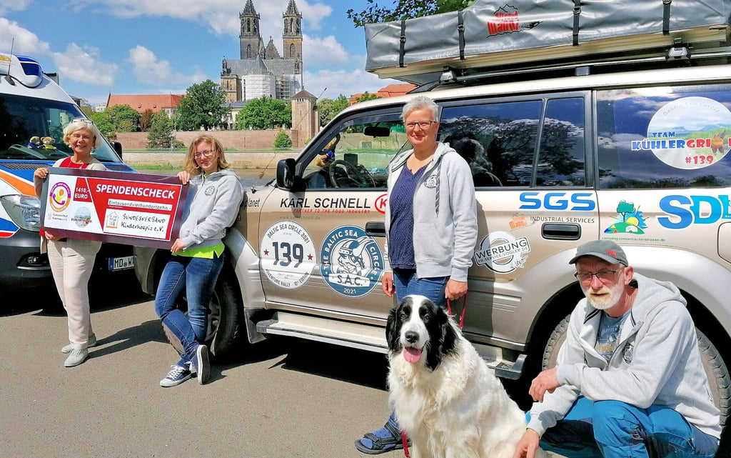 Die Kühlergrillers aus Gonna - Jörg, Betti, Karin und Claudia (von rechts) - haben ihre Spenden selbst nach Magdeburg gebracht und übergeben natürlich mit dem Toyota Land Cruiser (Baujahr 1999).