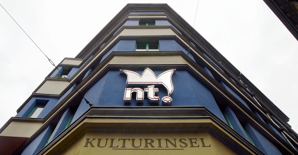 An elf Stationen rund um die Kulturinsel können sich die Teilnehmer auf einem akustischen Spaziergang einlassen, der im Rahmen des Jubiläums 40 Jahre Neues Theater Halle entstanden ist.