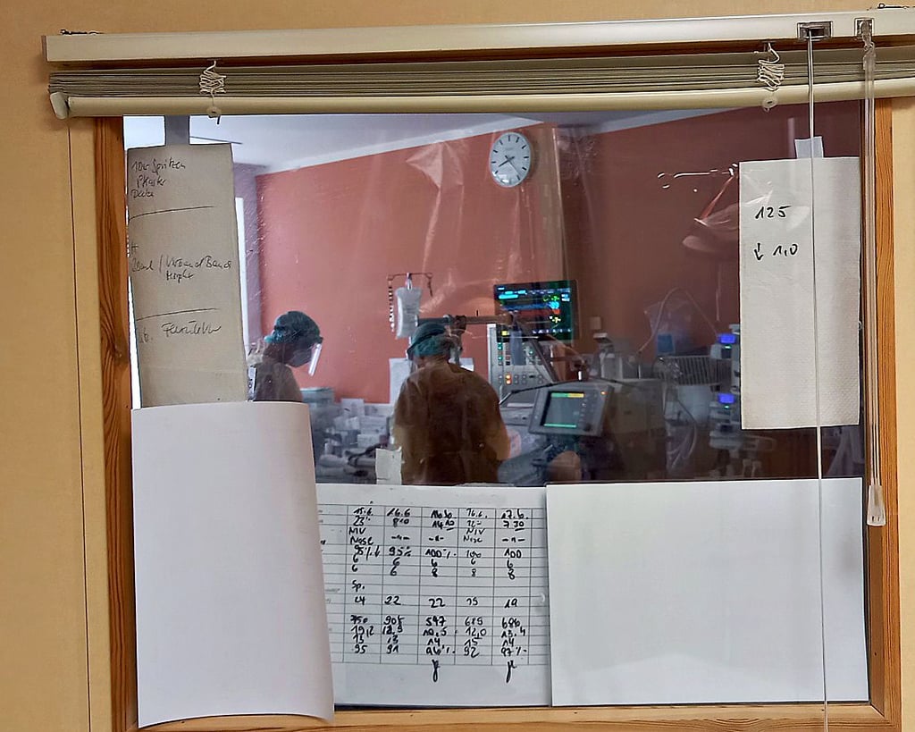 Blick in ein Zimmer der Covid-Intensivstation im Gardelegener Altmark-Klinikum.