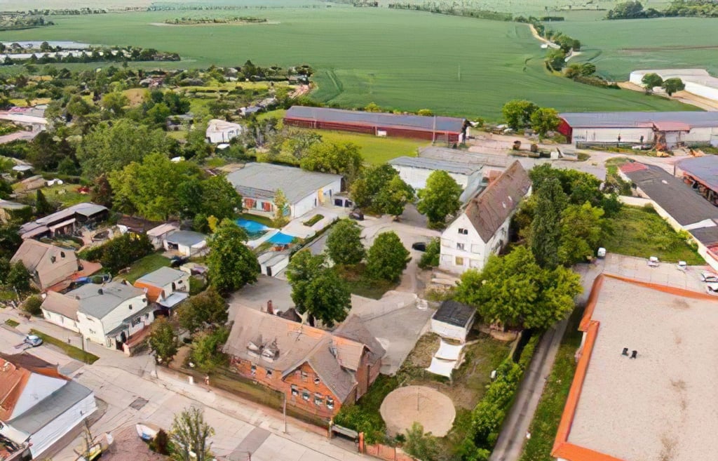 Das mögliche Schul- und Kitazentrum in Baalberge aus der Vogelperspektive. Vorerst soll aber nur das Dach des Backsteinbaus ganz vorn modernisiert werden.