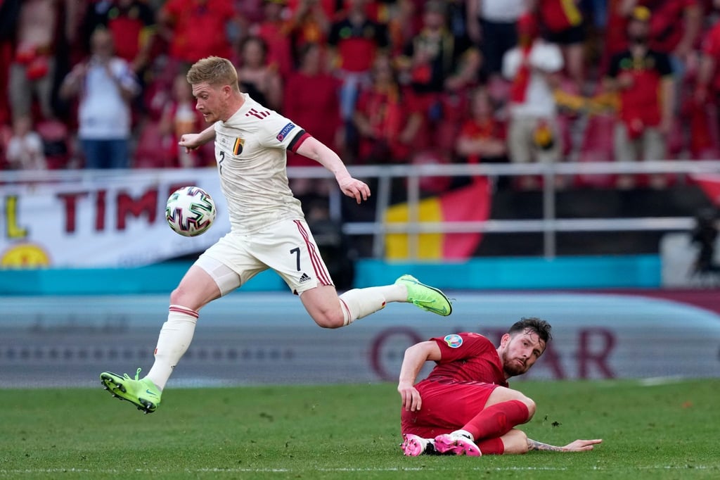 Kevin De Bruyne von Belgien springt mit dem Ball über Pierre-Emile Hojbjerg von Dänemark.