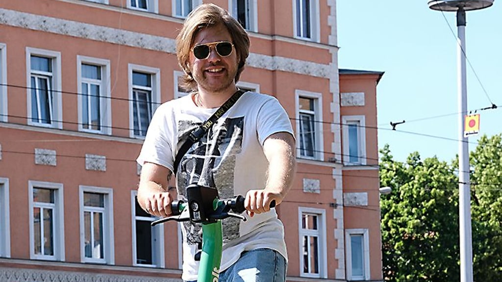 Volontär Jay Becker testet die neuen Roller in Halle.