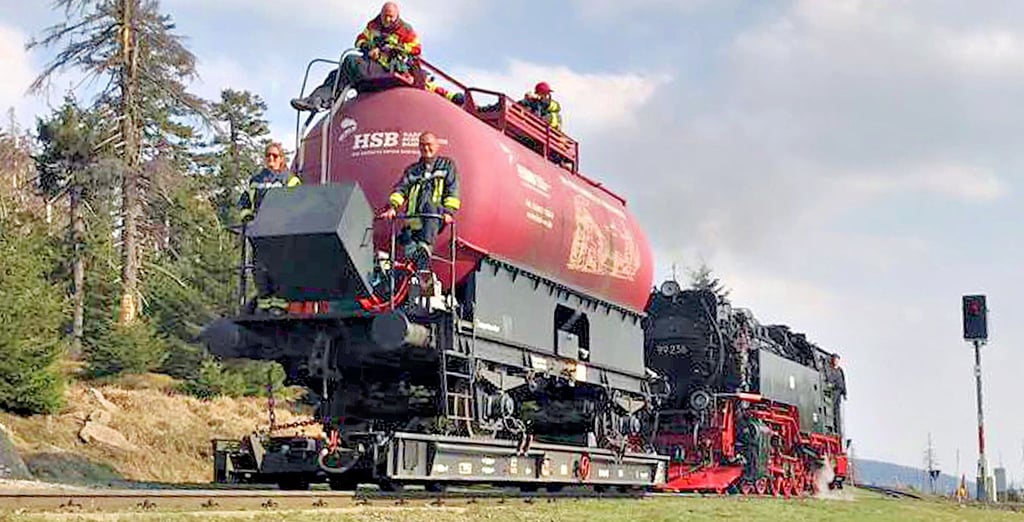 Zwei Kesselwagen stehen in der Sommersaison mit jeweils 24000 Litern bzw. 28000 Litern Wasser an den Bahnhöfen Drei Annen Hohne und auf dem Brocken bereit. Sie bilden entlang der Strecke die Vorräte.
