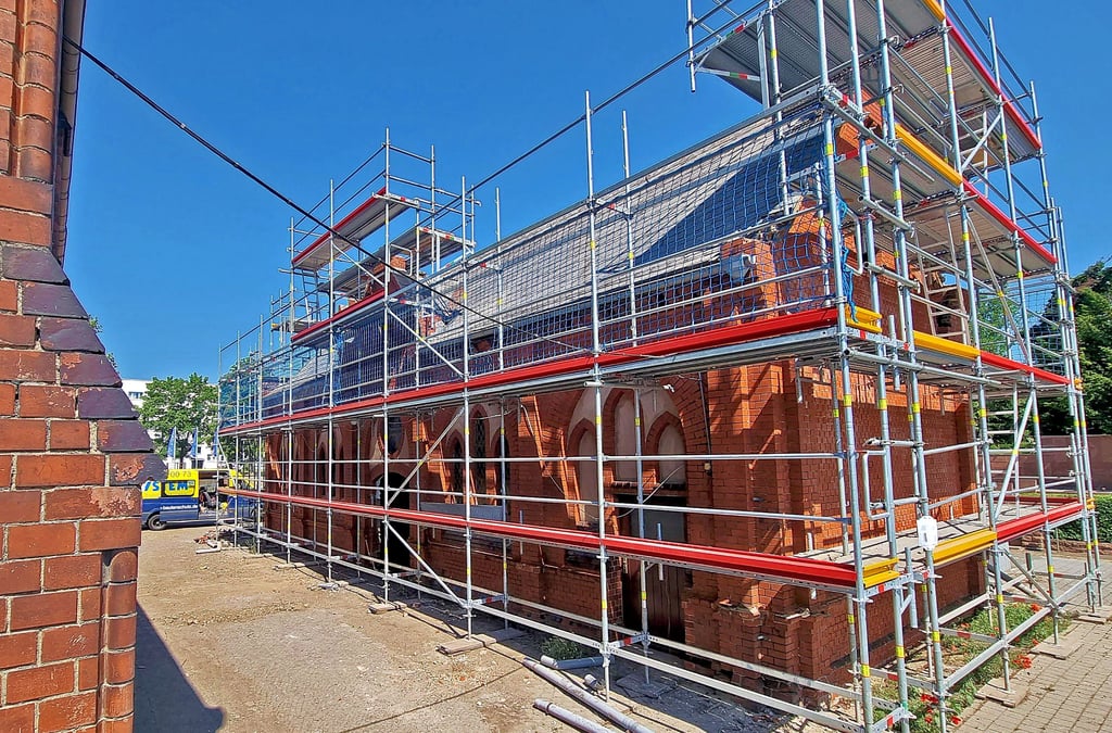 An der Fassade der ehemaligen Leichenhalle wird gearbeitet.