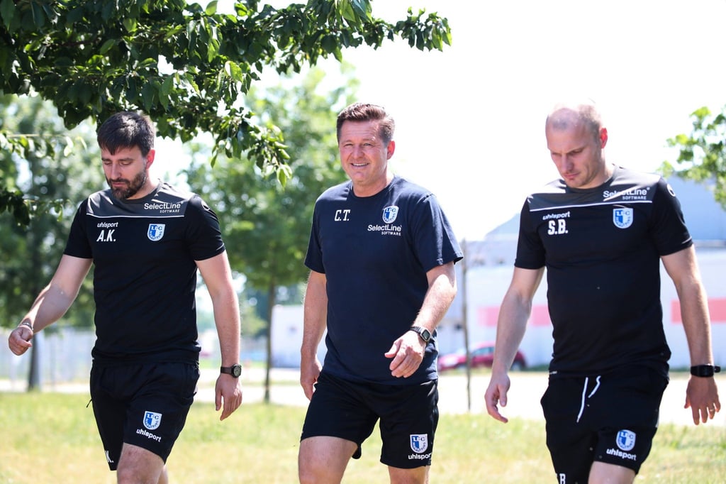 FCM-Trainer Christian Titz (m.) mit seinem Trainerteam auf dem Weg zum Laktattest in Magdeburg.