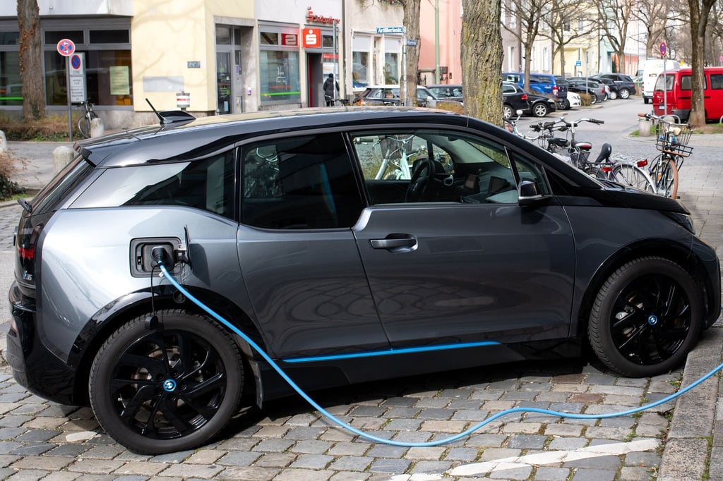 Wo und wie sie daheim und unterwegs laden können, sollten sich E-Autointeressenten vor dem Kauf überlegen.