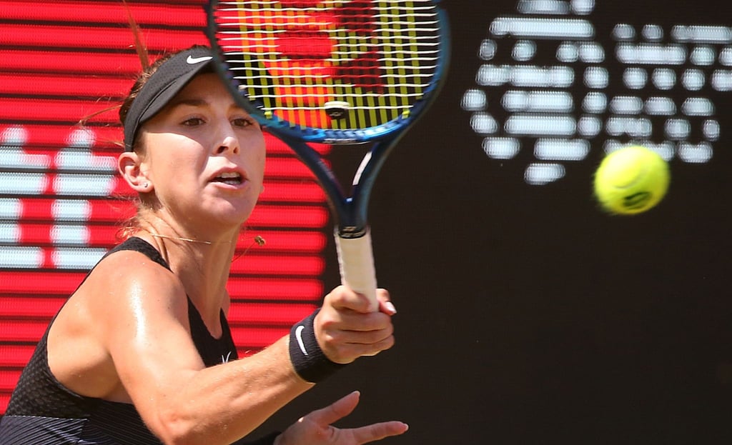 Belinda Bencic spielt eine Vorhand.