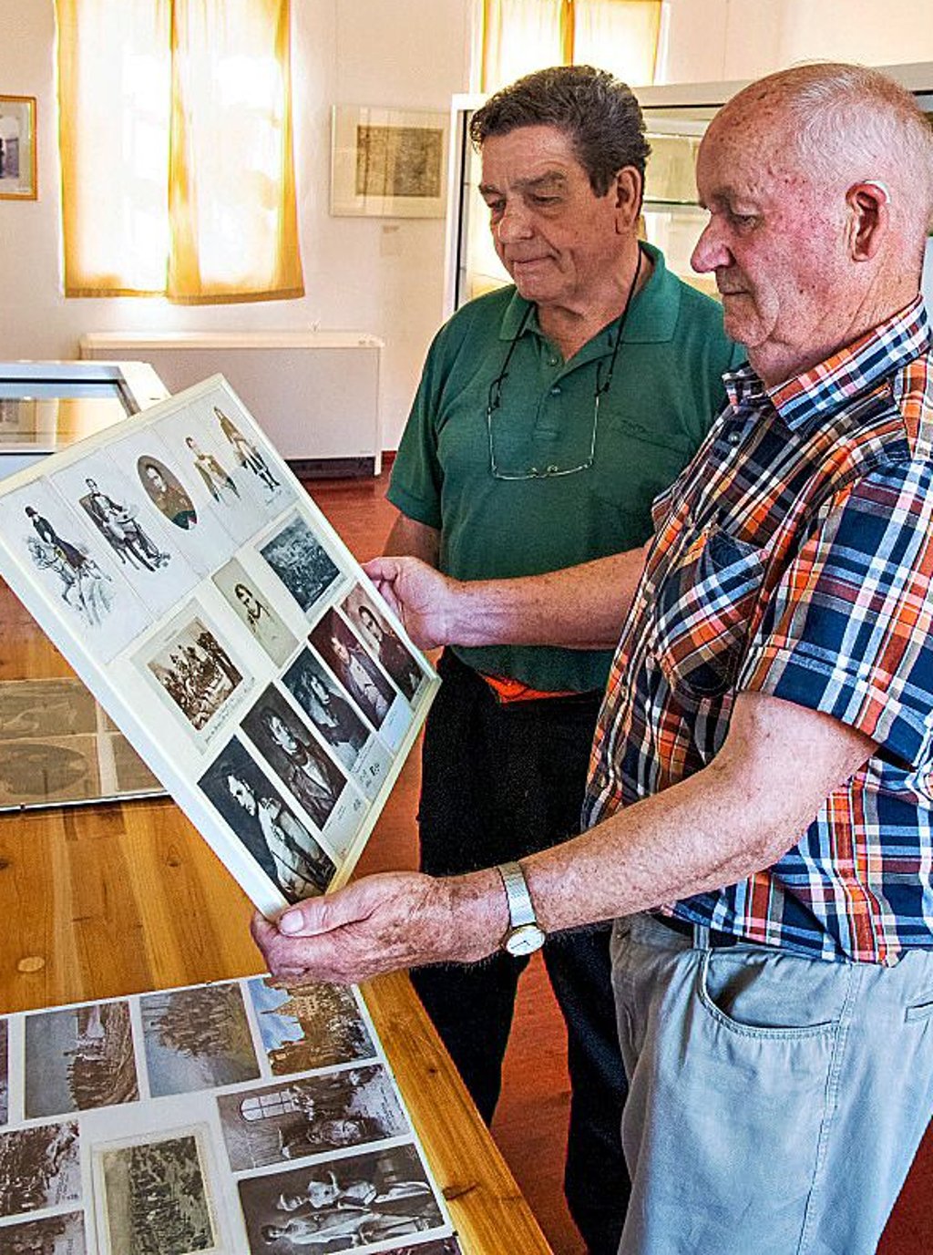 Dieter Braune (r.) trägt zur Ausstellung Napoleon-Postkarten, die er hier Günter Eichstädt zeigt, bei.