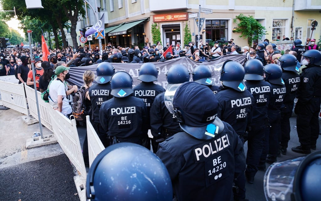 Polizisten stehen gegenüber von Unterstützern der Bewohner des Hauses in der „Rigaer 94“.
