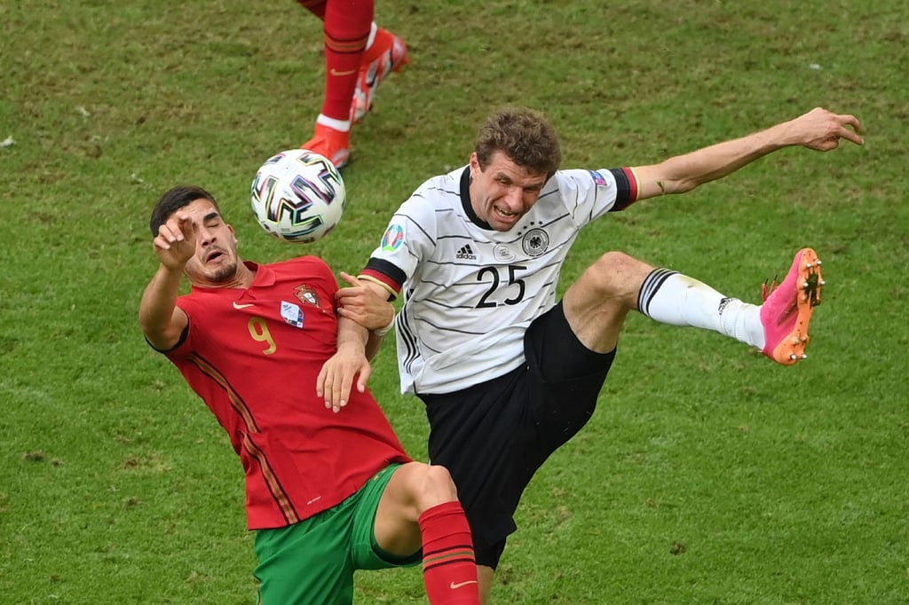 Thomas Müller (r) im Duell mit Portugals André Silva.