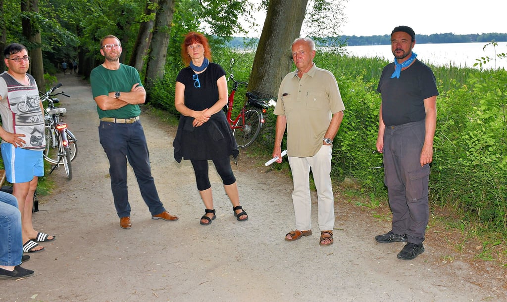 Die Arendseer Tom Klein (von links), Thomas Schlicke Antje Pochte, Helmut Günther und Georg Andretty auf dem Seeweg. Im Hintergrund der Bereich, der mit Schilf bestückt wurde. Weitere Pflanzen haben sich dort ausgebreitet. Anfang Juli wird es erneut eine Aktion geben.