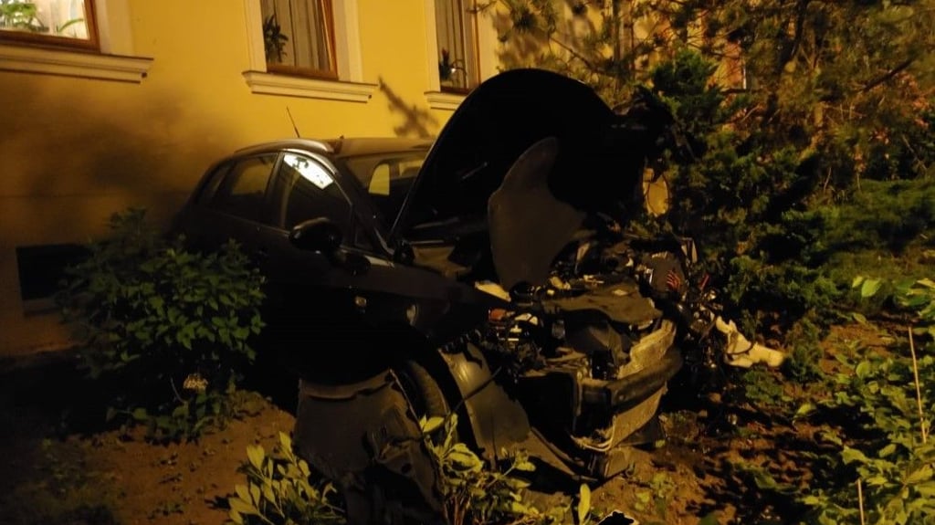 In Ballenstedt hat ein betrunkener 21-Jähriger mit einem Transporter ein geparktes Auto in einen Vorgarten befördert und ein Haus beschädigt.