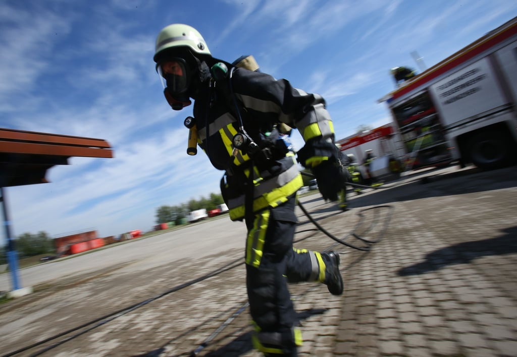 Ein Feuerwehrmann in Atemschutz während einer Einsatz-Übung am Flughafen München.