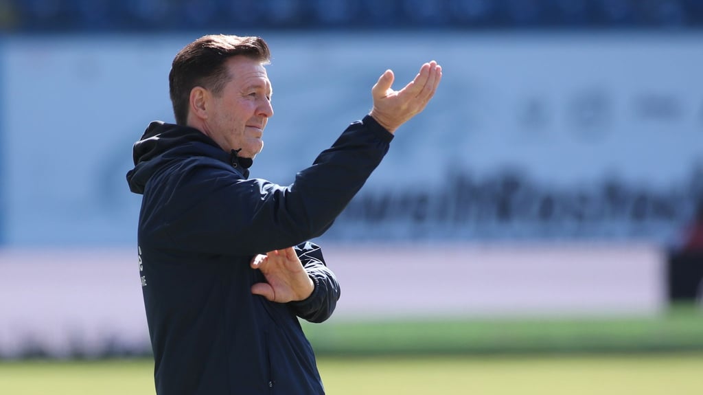 Magdeburgs Trainer Christian Titz gestikuliert am Spielfeldrand.