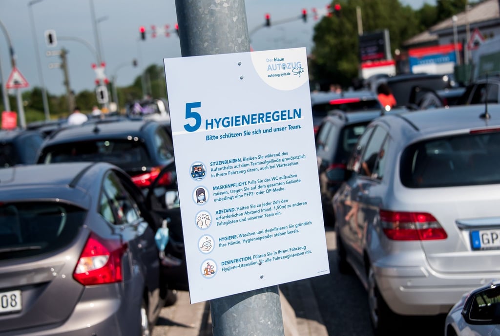 Autos stehen an der Autozug-Verladestation zur Nordseeinsel Sylt in Schlangen.