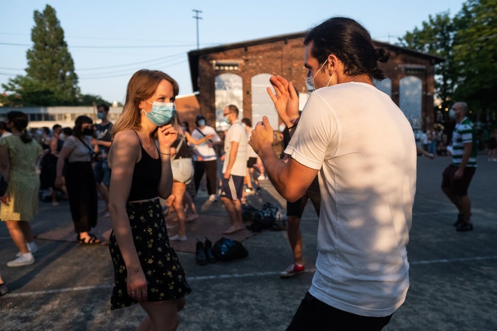 Junge Leute tanzen im Hof des Musikzentrums. Die Sieben-Tage-Inzidenz fällt laut RKI mit 9,3 erstmals seit dem 13. September 2020 wieder in den einstelligen Bereich.