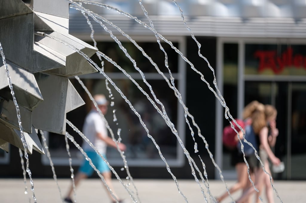 Ein Springbrunnen im Zentrum der Stadt.
